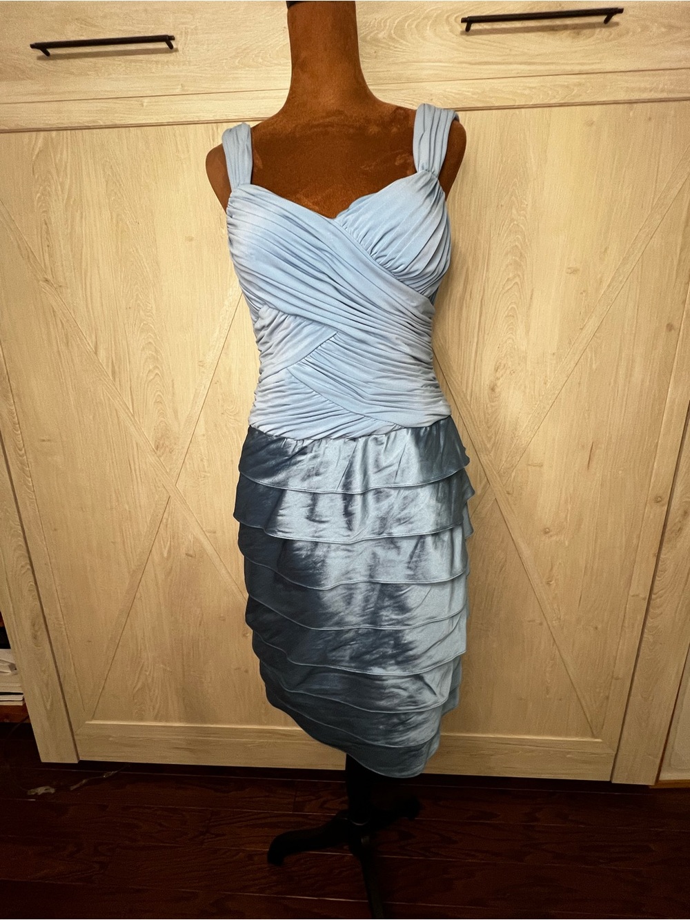 Adrianna Papell Light Blue Ruched Bodice Tiered Satin Midi Dress size 6